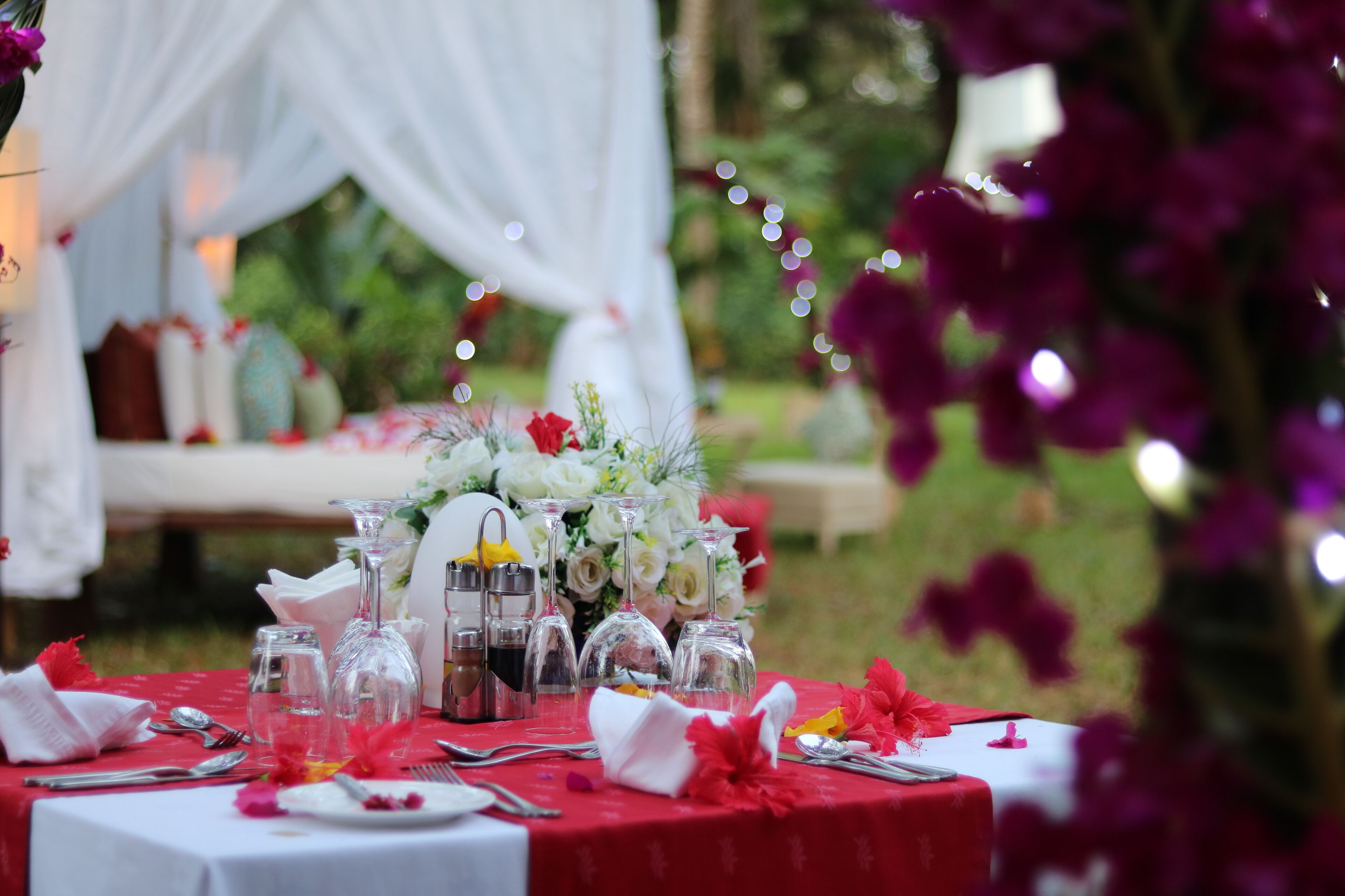 2 restaurants, breakfast, lunch, dinner served; international cuisine