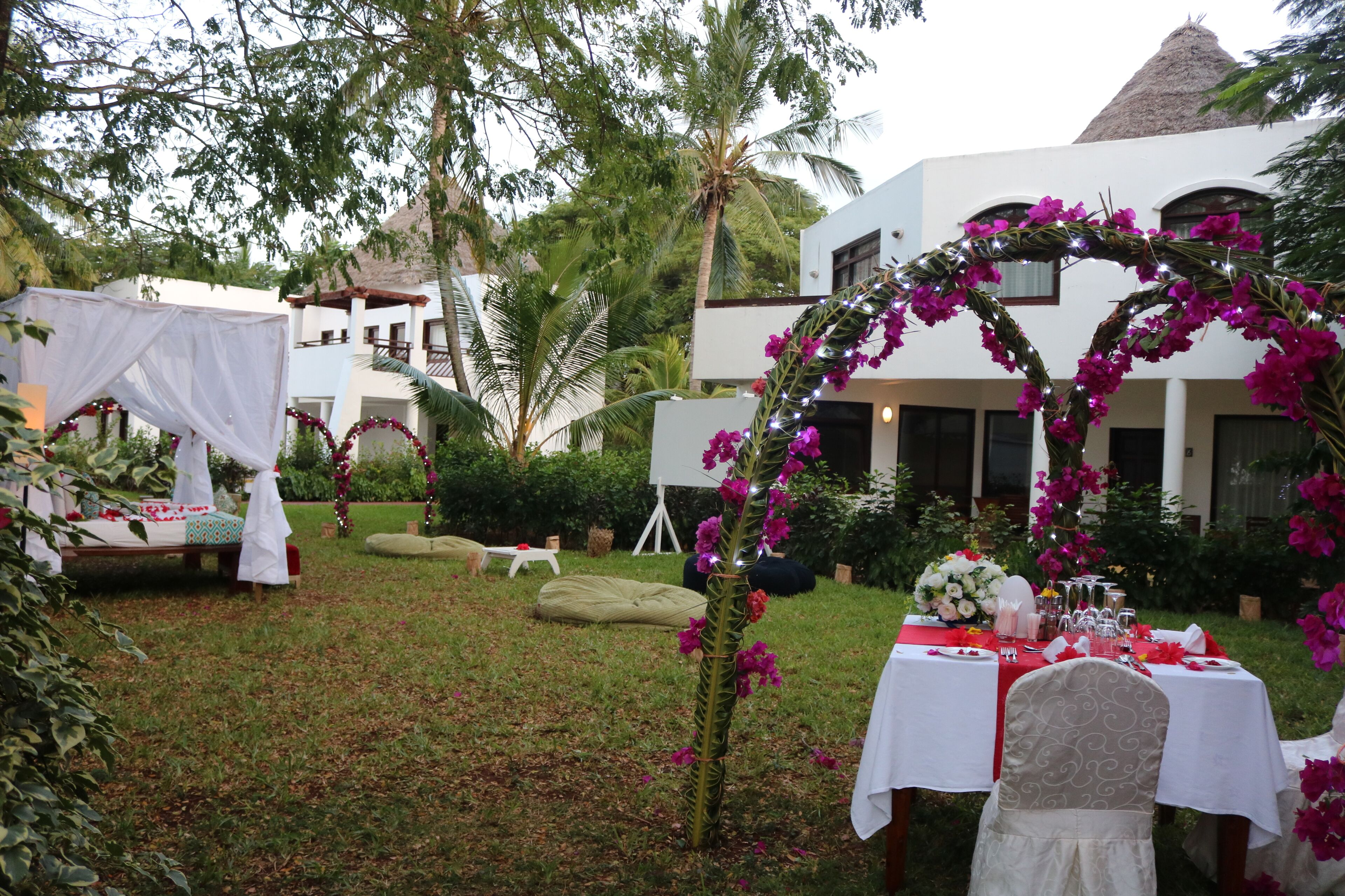 2 restaurants, breakfast, lunch, dinner served; international cuisine