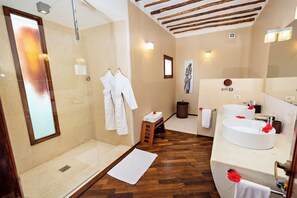 Ropa de cama de alta calidad y minibar 