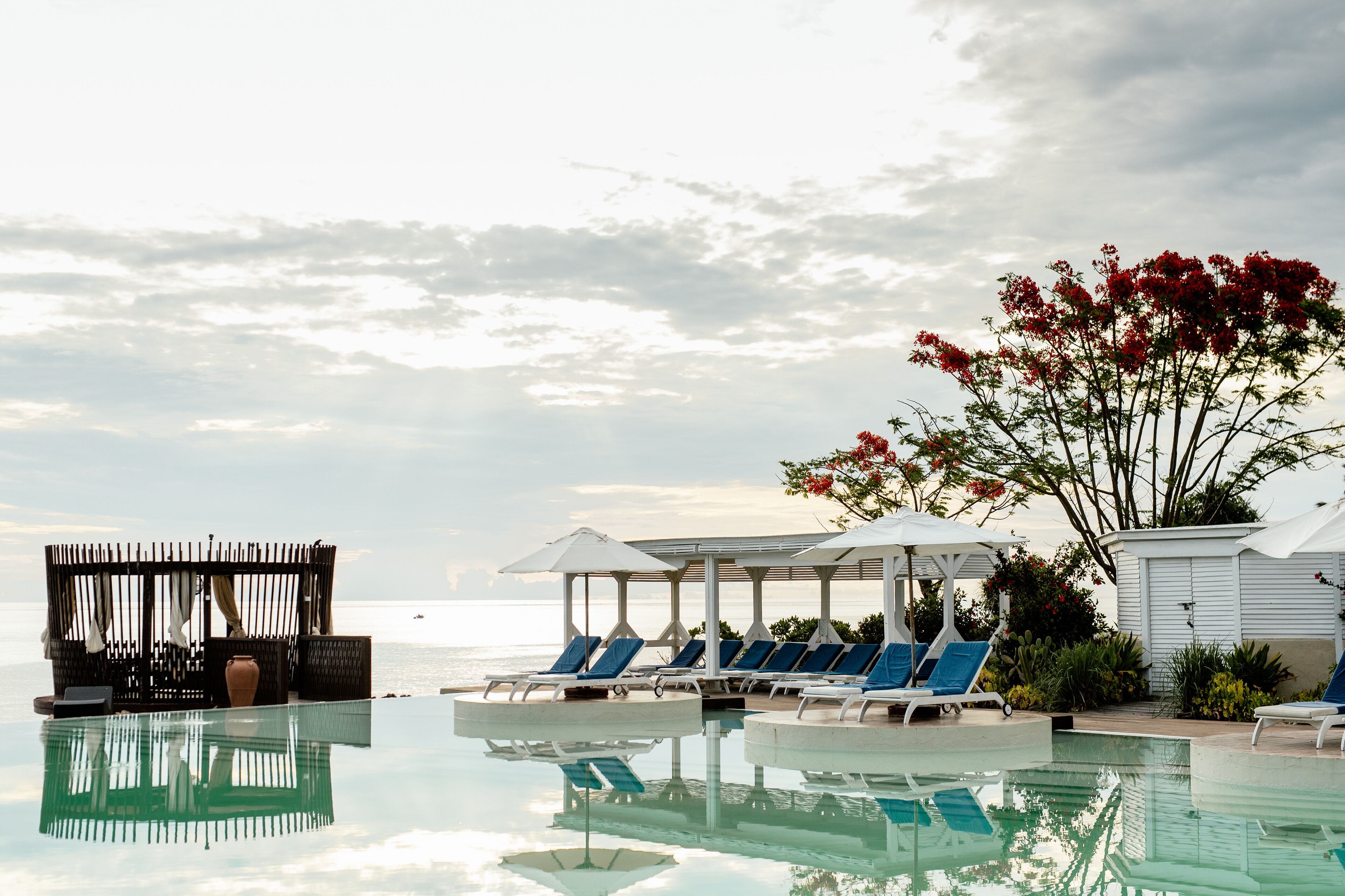 beach nearby, free beach shuttle, beach towels