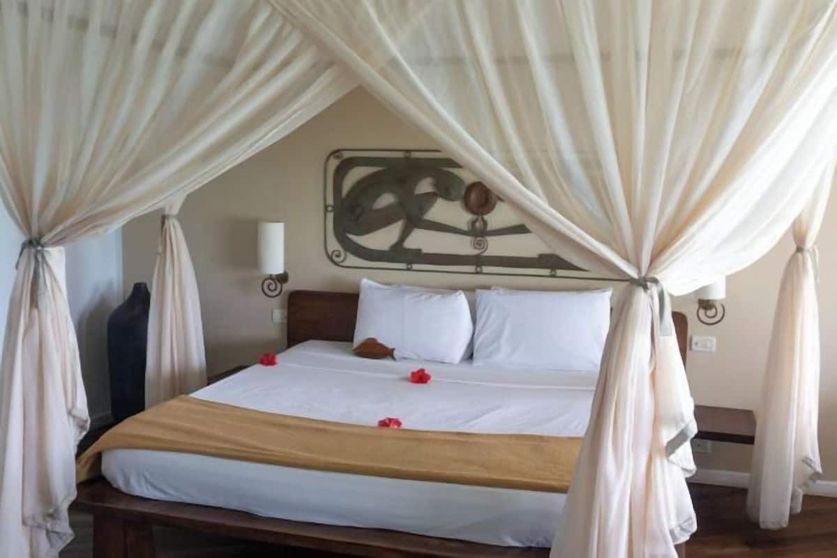 3 bedrooms, premium bedding, minibar, in-room safe