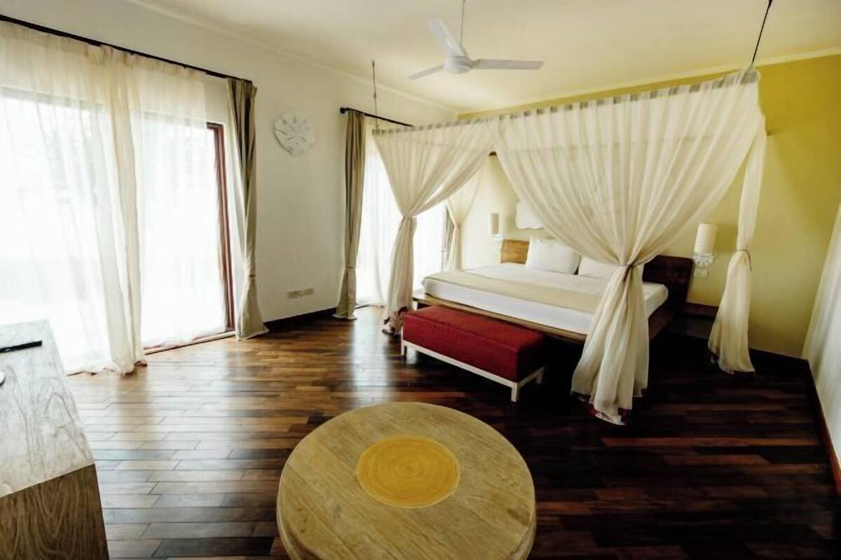 3 bedrooms, premium bedding, minibar, in-room safe