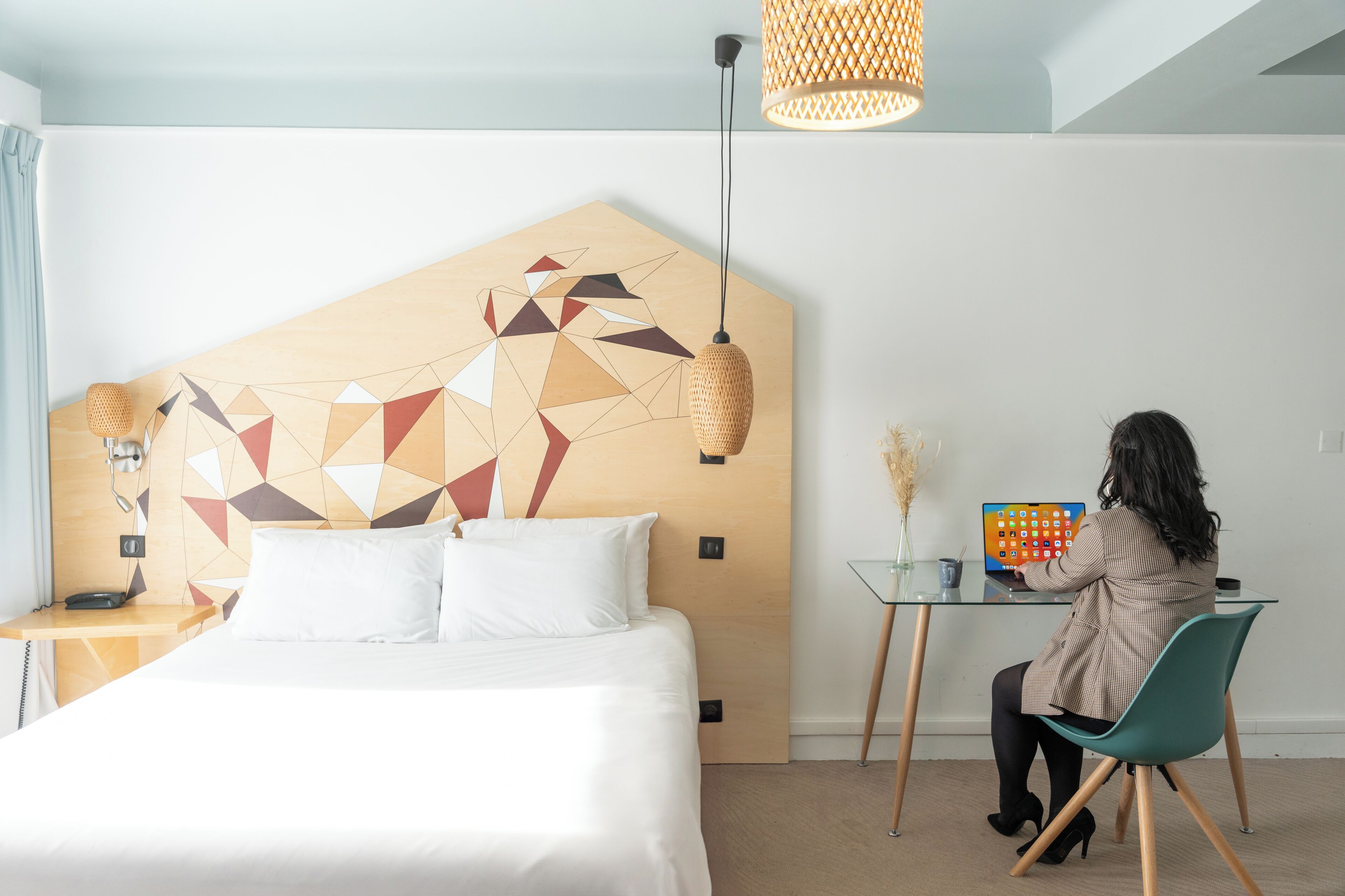 Familierom | Skrivebord, skrivebord for bærbar PC, lydisolert og strykejern/-brett