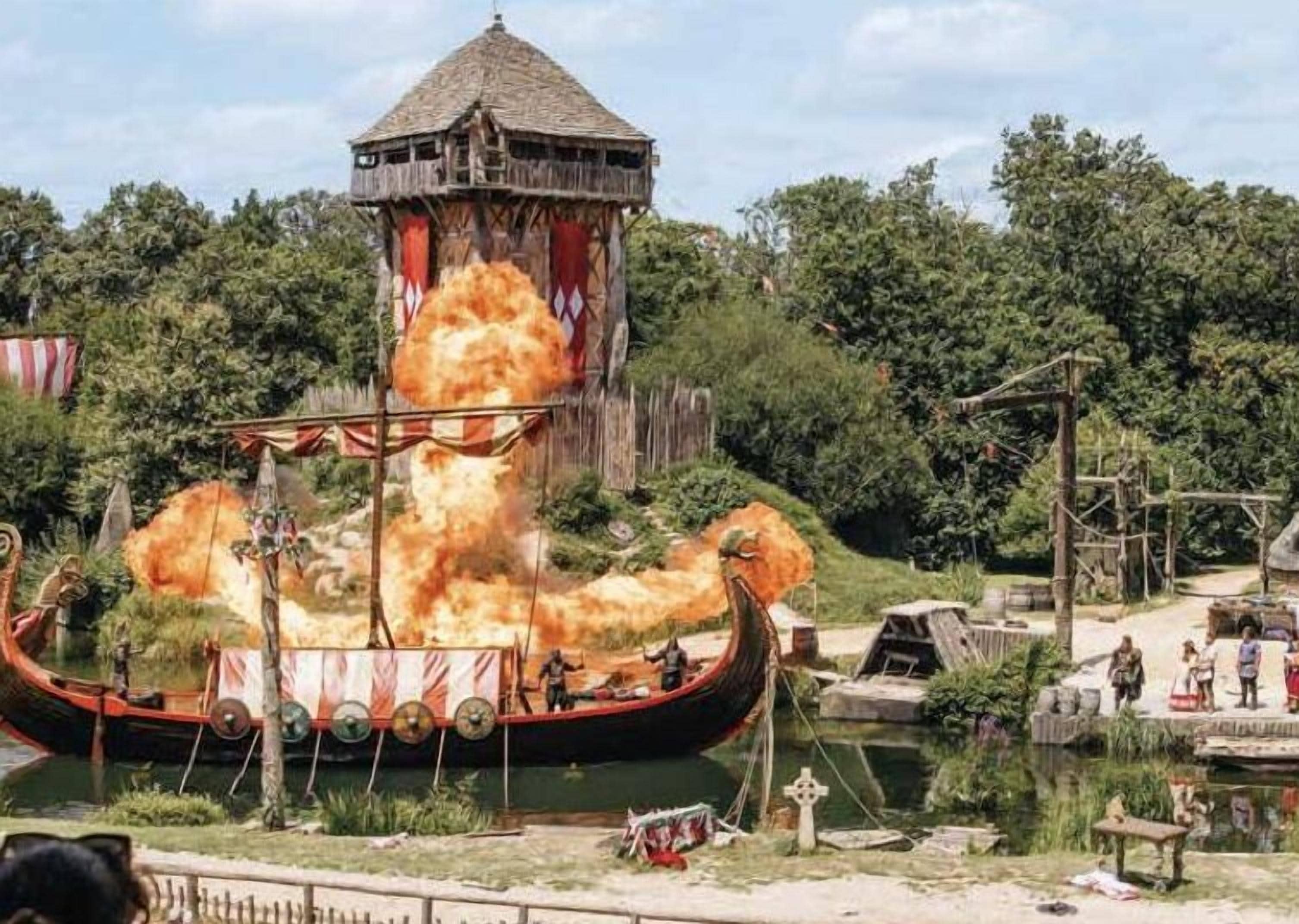 Un navire viking, avec une grande explosion en arrière-plan.