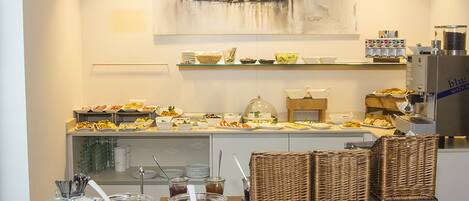 Tägliches Frühstücksbuffet (14 EUR pro Person)