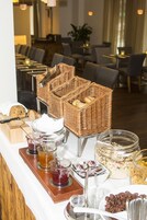 Se ofrece un desayuno bufé (14 EUR por persona)