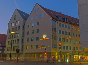 Fachada del alojamiento - Noche