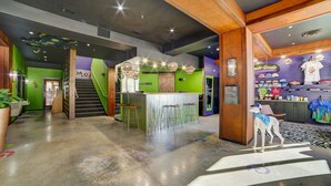 Un interior moderno con una zona de bar, una escalera y un espacio para mascotas.