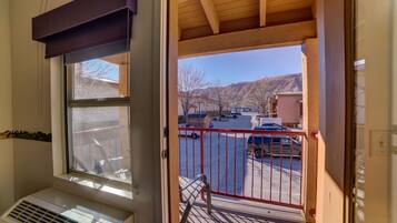 Habitación estándar, 1 cama de matrimonio grande | Caja fuerte, decoración individual, cortinas opacas