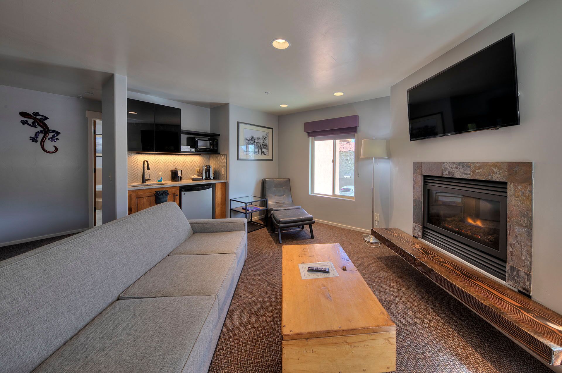 deluxe penthouse | living area | 48-inch flat-screen tv with cable channels, tv