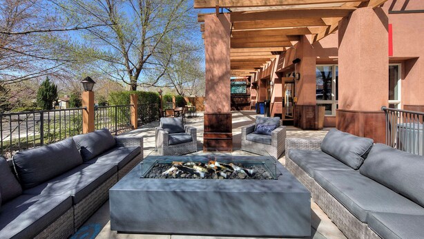 Un espacio al aire libre con sofás y una chimenea.