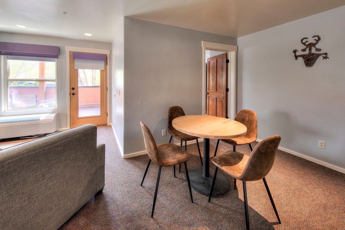 Deluxe Penthouse | In-room dining