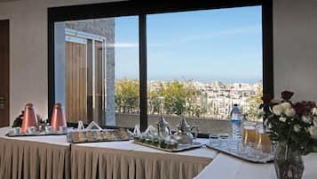 2 restaurants, breakfast, lunch, dinner served; international cuisine