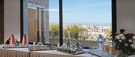 2 restaurants, breakfast, lunch, dinner served; international cuisine