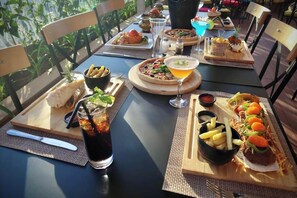 2 restaurants, breakfast, lunch, dinner served; international cuisine
