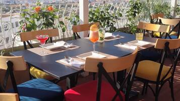2 restaurants, serveren ontbijt, lunch, diner, internationale gerechten