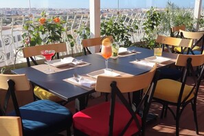 2 restauranter, frokost, lunsj og middag serveres, internasjonale retter