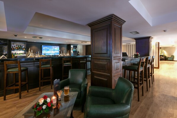 2 bars/lounges