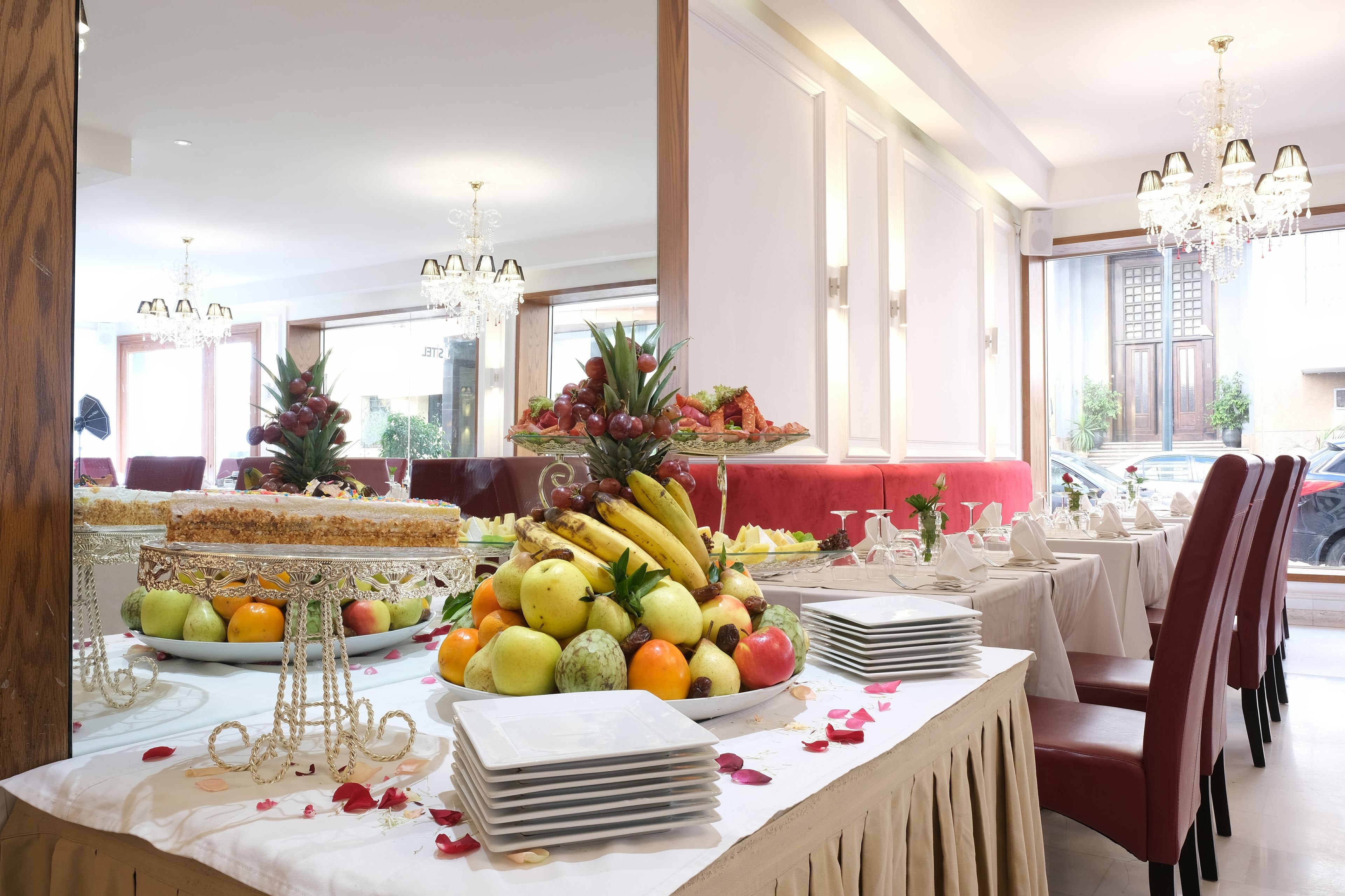 Un buffet garni de différents fruits et agrémenté d’un centre de table décoratif.