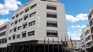 واجهة المنشأة - في المساء/الليل