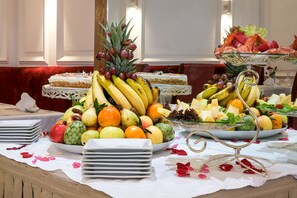 Daily buffet breakfast (MAD 120 per person)