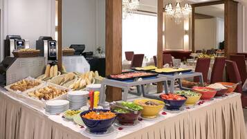 بوفيه فطور يوميًا بتكلفة قدرها (120 MAD للشخص)