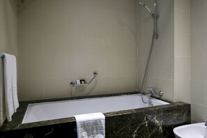 Bathtub, deep soaking tub, rainfall showerhead, designer toiletries - Hotel Belere Rabat (Rabat)