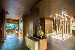 Vartalohoitoja, kuumakivihierontaa, vartalokääreitä, vartalon kuorintoja