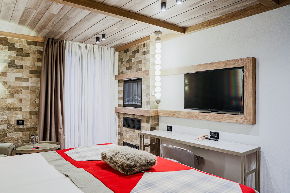 deluxe double room | minibar, in-room safe, blackout curtains, free wifi