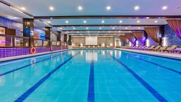 Inomhuspool med öppettider 10.00 till 22.00, och solstolar