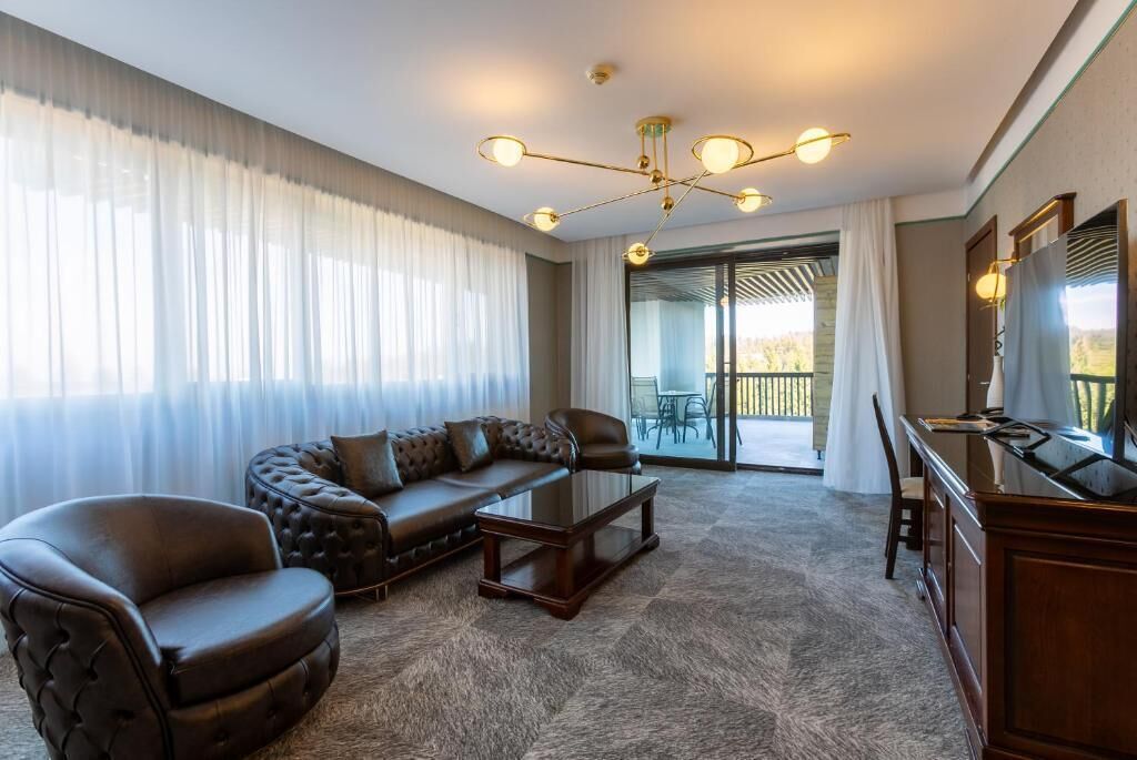 Two Bedroom Superior Apartment | Coin séjour | Télévisions à écran plasma