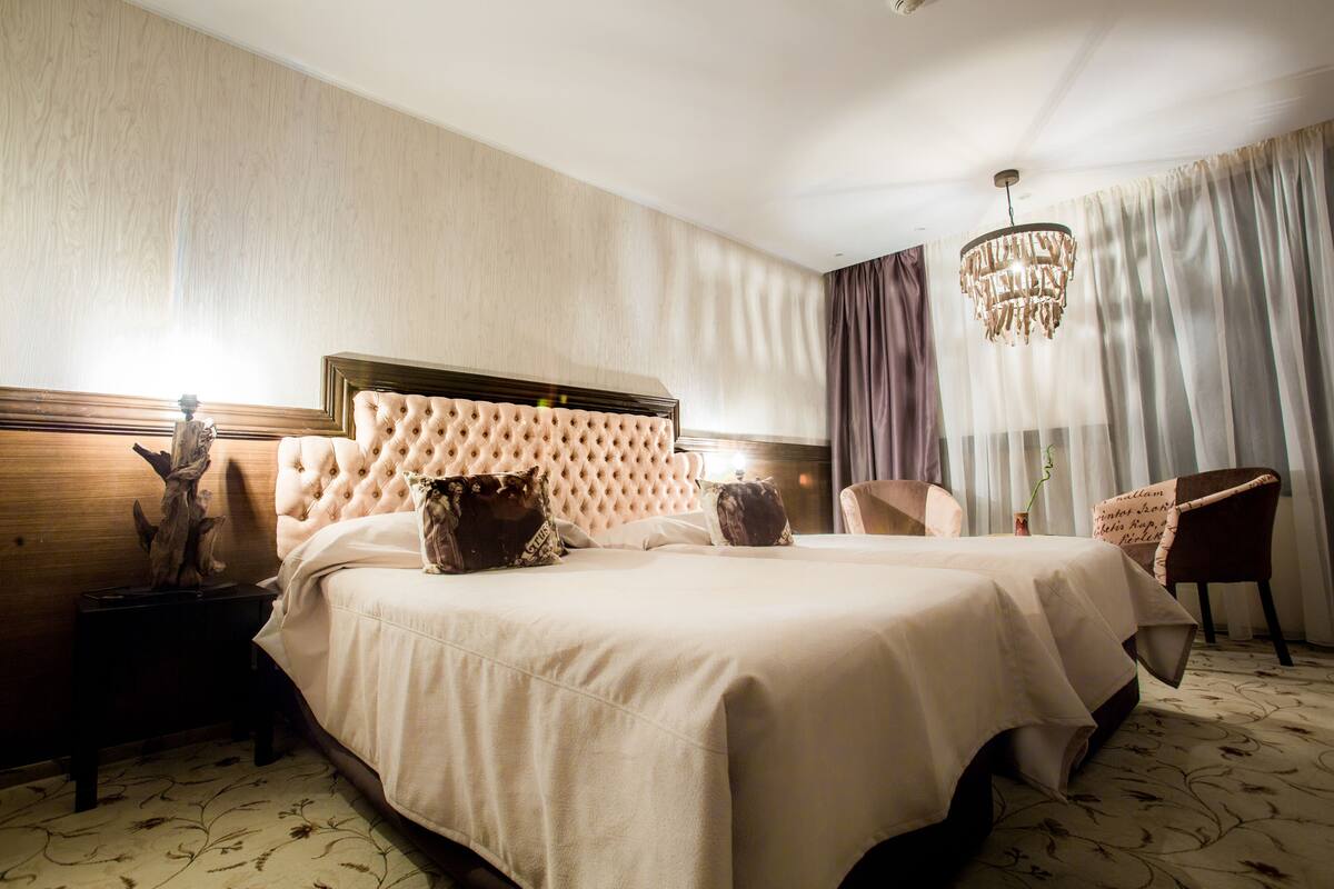 Standard Double Room | Minibar, in-room safe, blackout drapes, WiFi (free)