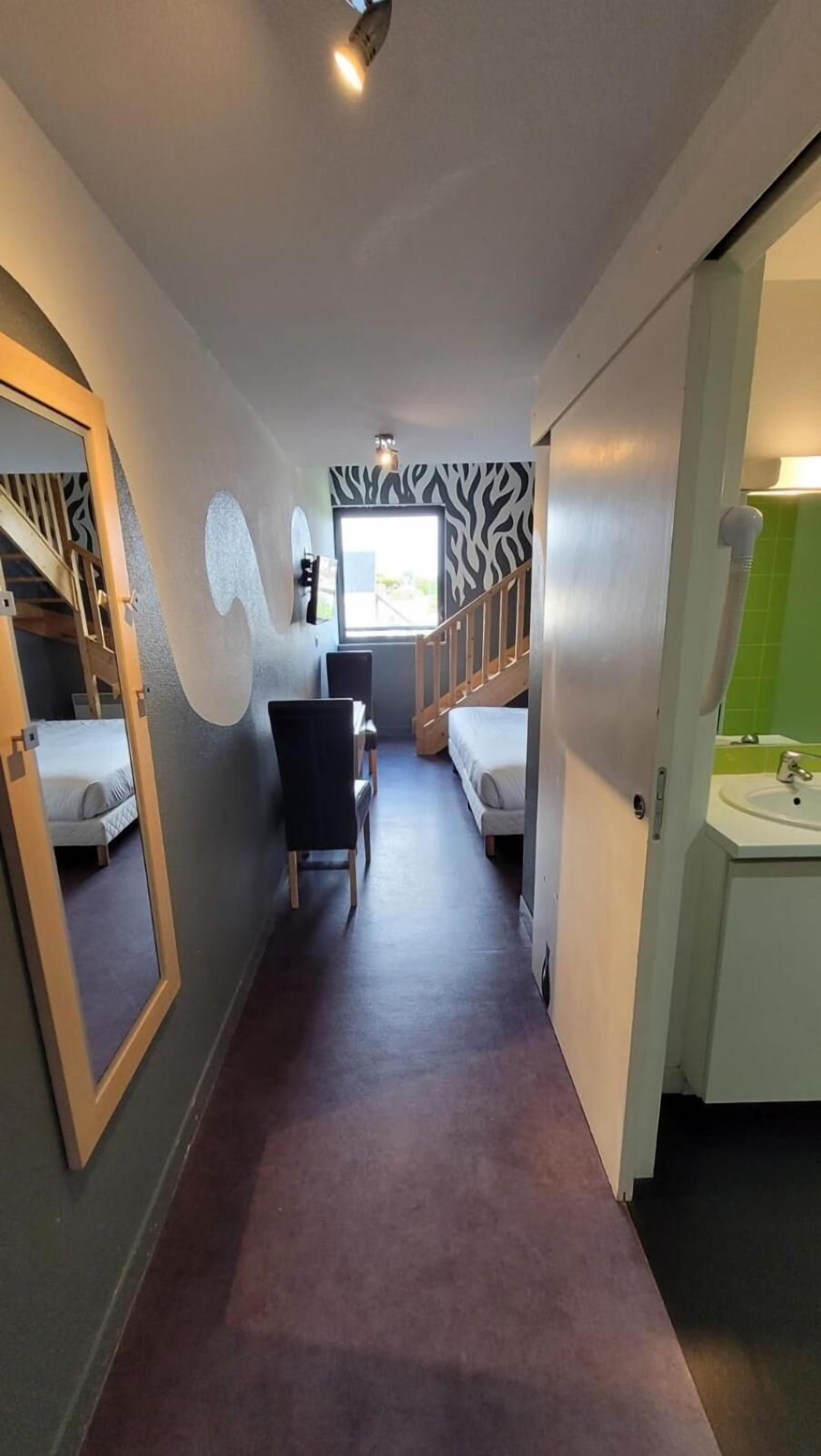 family room (queen bed od 2 twin beds) | 1 bedroom, premium bedding, soundproofing, free cots/infant beds