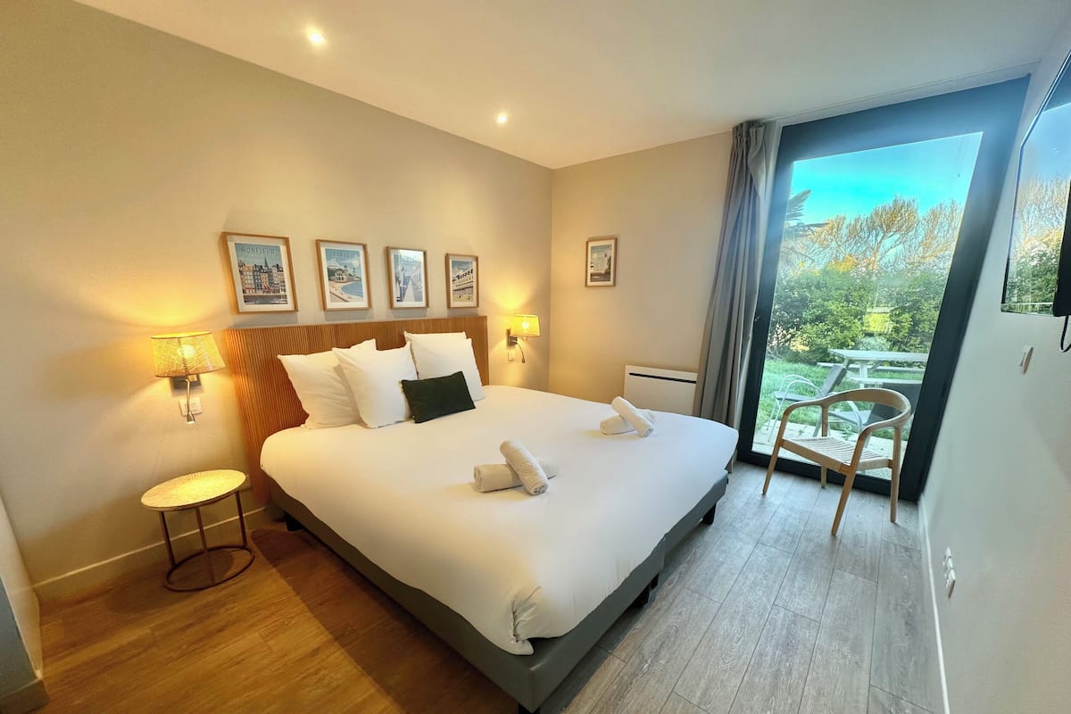 Comfort Room, 1 King Bed, Non Smoking, Ground Floor | Premium bedding, soundproofing, free cribs/infant beds, rollaway beds