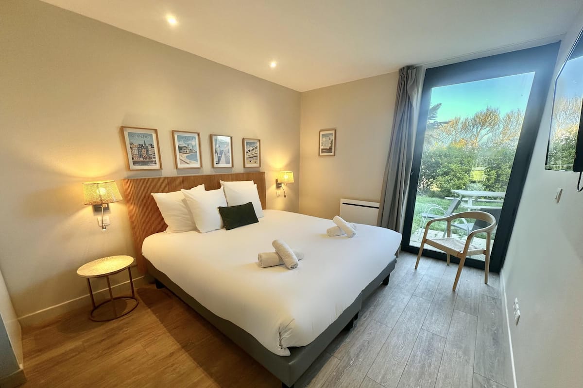 Ylelliset vuodevaatteet, äänieristys, ilmaiset vauvansängyt, lisävuoteet