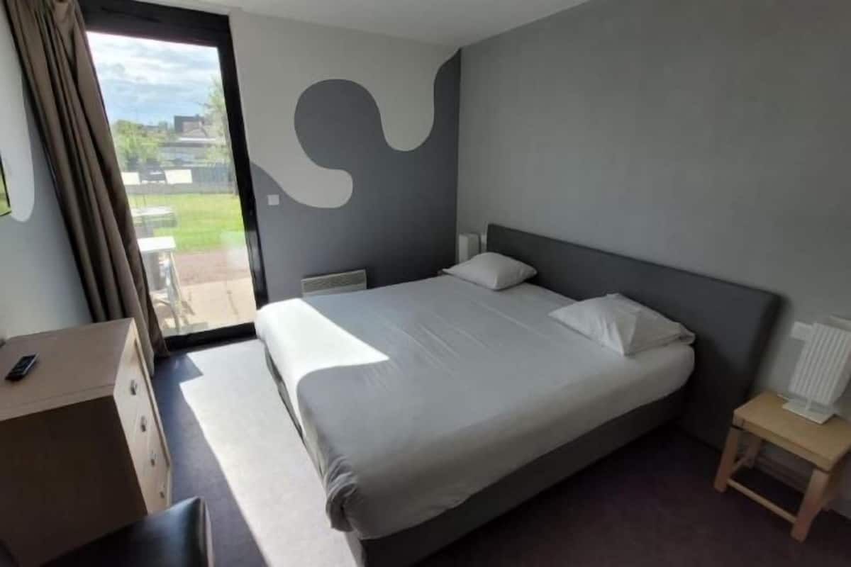 1 bedroom, premium bedding, soundproofing, free cribs/infant beds