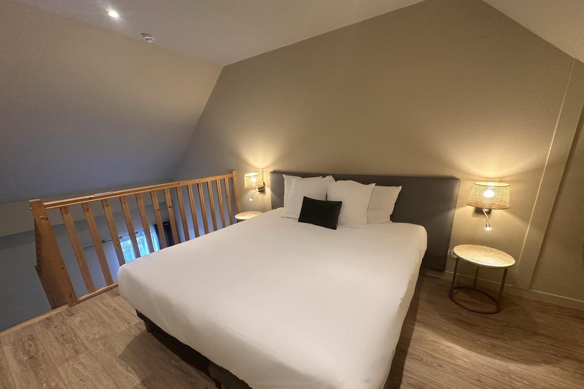 Phòng dành cho gia đình, 1 giường cỡ king, không hút thuốc, tầng lửng | Bộ đồ giường cao cấp, phòng cách âm