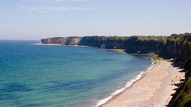 A coastal landscape with a beach and cliffs. - Best Western Hotel de la plage Normandie (Asnelles)