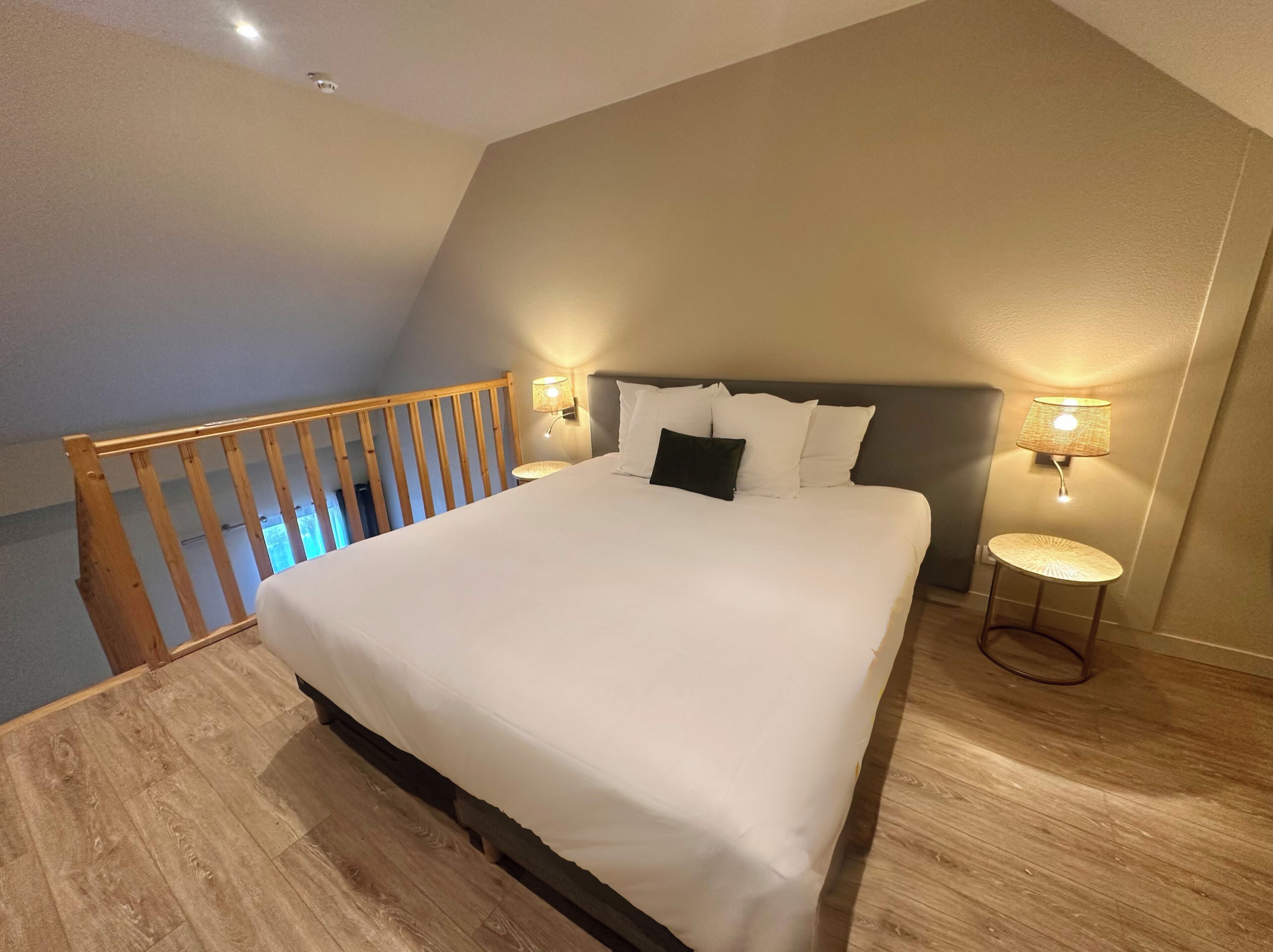 고급 침구, 방음 설비, 무료 유아용 침대, 간이 침대