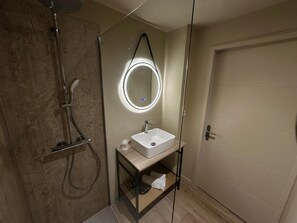 Combined shower/tub, deep soaking tub, free toiletries, hair dryer - Best Western Hotel de la plage Normandie (Asnelles)