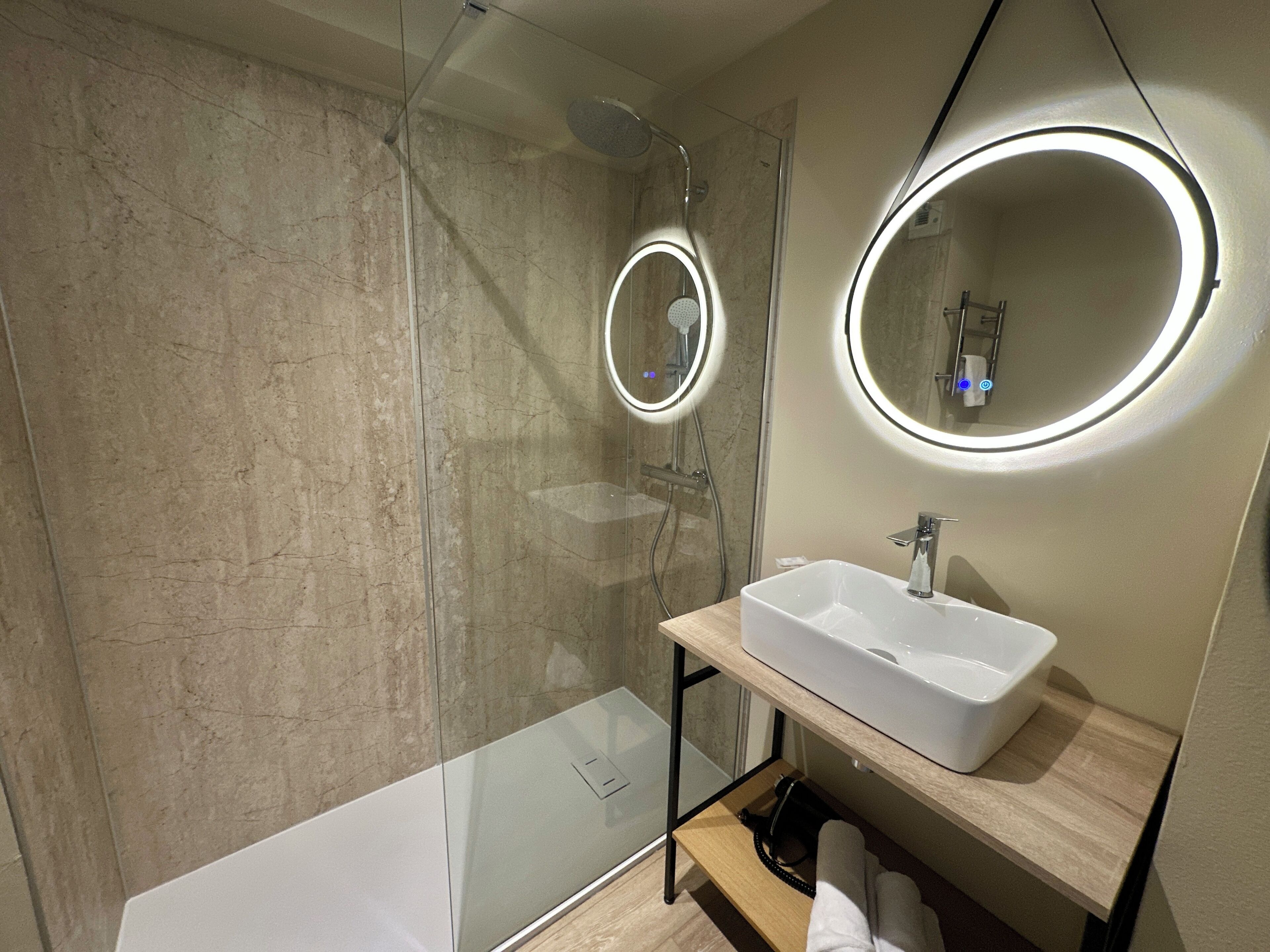 Superior Room, 1 King Bed, Non Smoking, Garden View | Bathroom