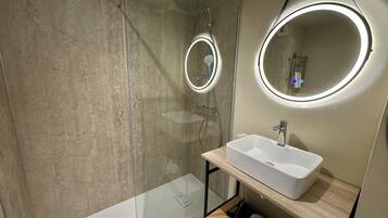 Superior Room, 1 King Bed, Non Smoking, Garden View | Bathroom