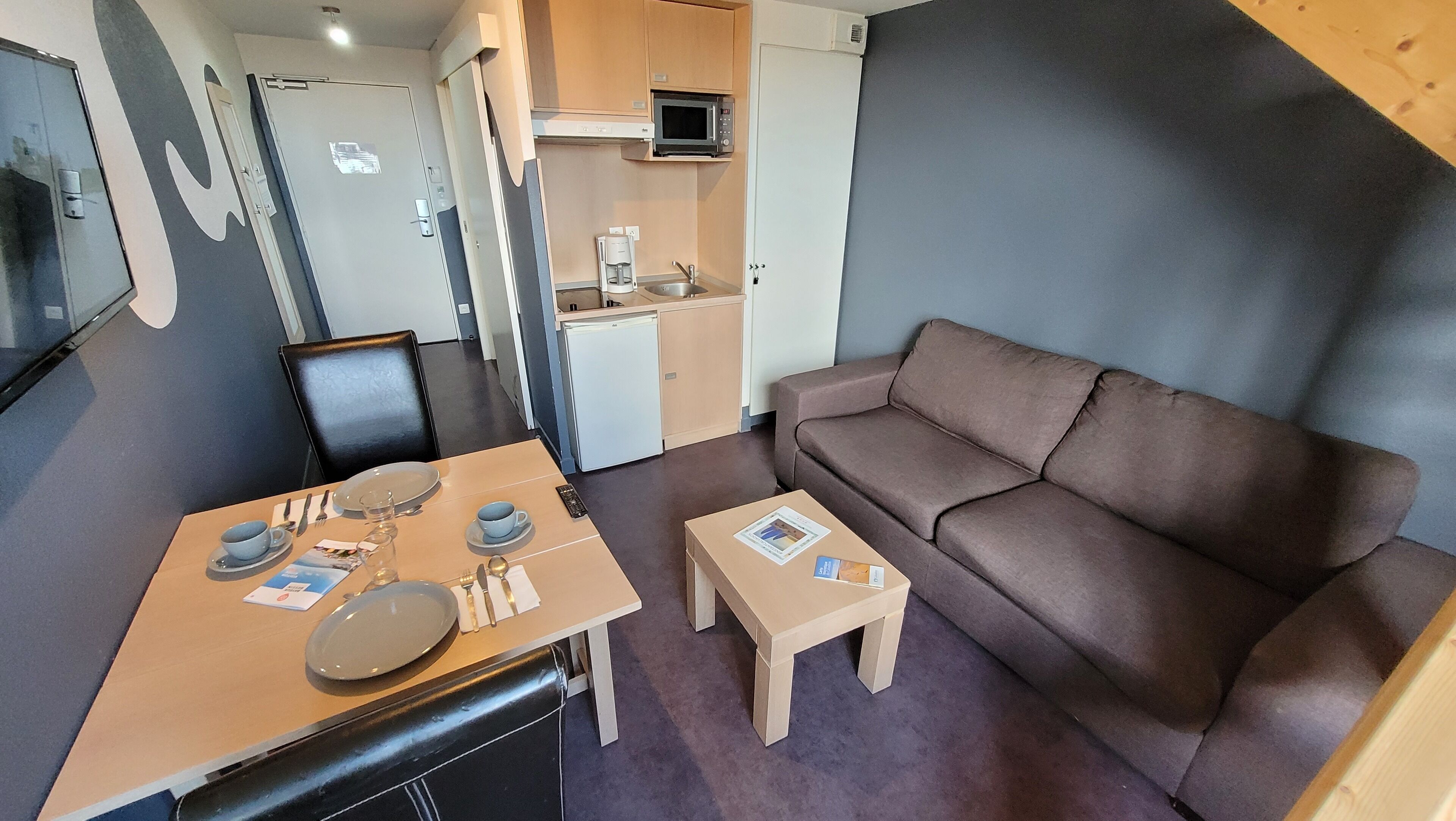 family apartment (queen bed or 2 twin beds) | private kitchenette | dining tables