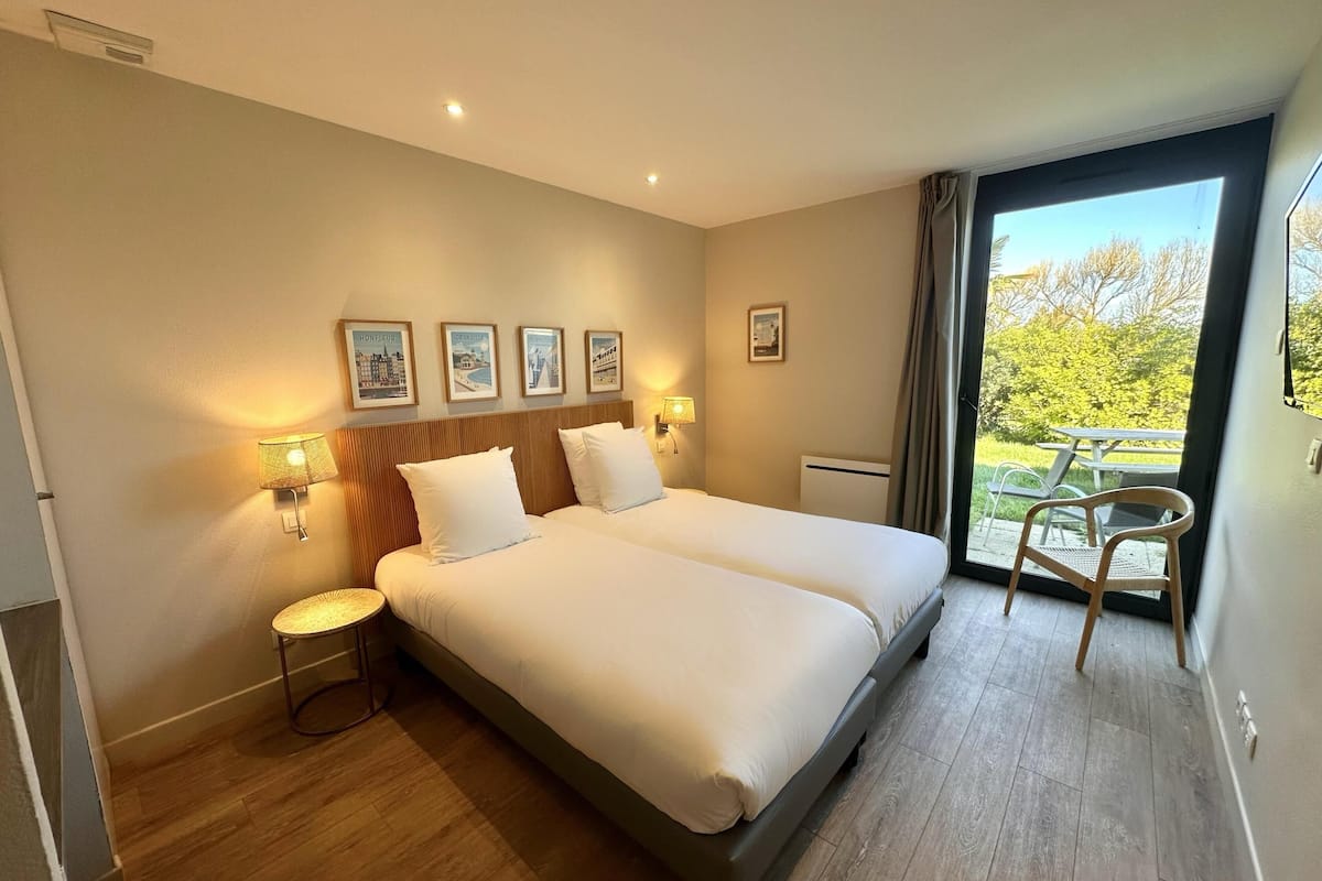 Comfort-huone, 2 yhden hengen sänkyä, tupakointi kielletty, pohjakerroksessa | Ylelliset vuodevaatteet, äänieristys, ilmaiset vauvansängyt, lisävuoteet