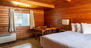 Superior Cabin, 2 Queen Beds, Kitchenette | Living room