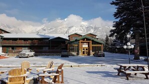 Exterior - Rundle Mountain Lodge (Canmore)