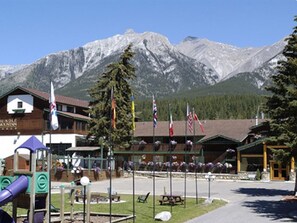 BBQ/picnic area - Rundle Mountain Lodge (Canmore)