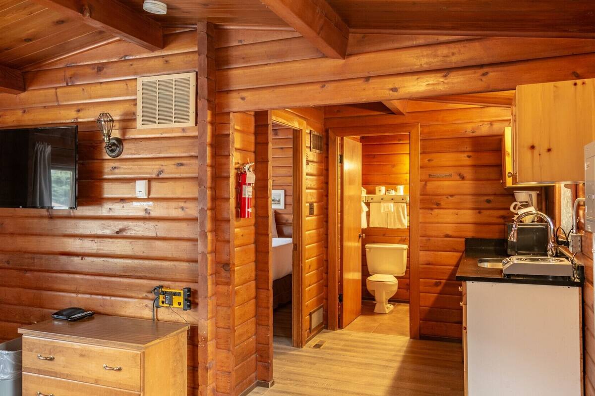 Superior Cabin, 2 Queen Beds, Kitchenette | WiFi (free), bed sheets