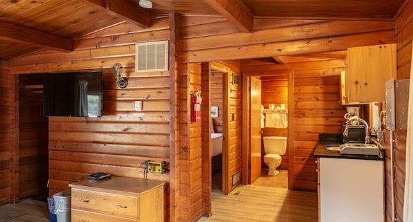 Superior Cabin, 2 Queen Beds, Kitchenette | Free WiFi, bed sheets - Rundle Mountain Lodge (Canmore)