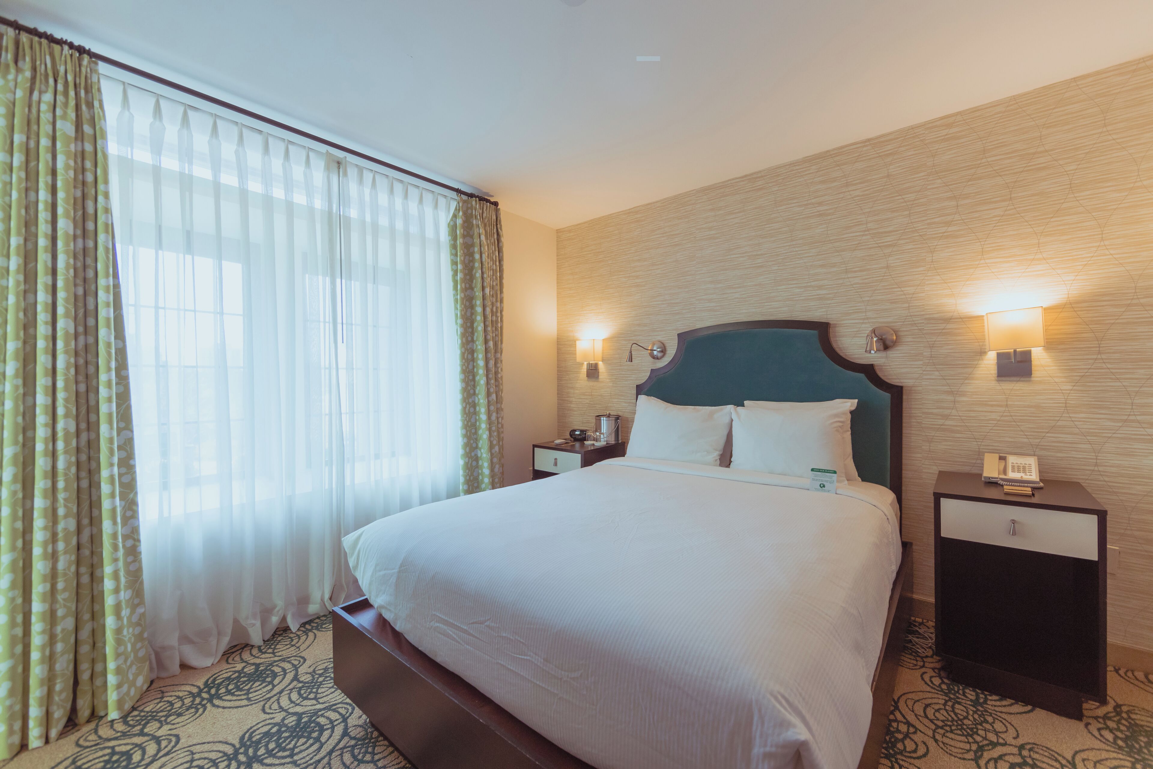 Habitación, 1 cama Queen size, con acceso para personas discapacitadas (Hearing & Rollin Shower) | Ropa de cama de alta calidad y caja de seguridad en la habitación 